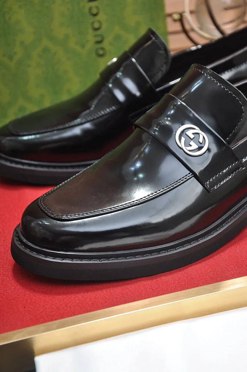 Factory price 540💶Italy’s top luxury men’s shoe giant (GUCCI) (Gucci) (full cowhide lining) new arrival🍃Original European style🔰 Pleasant to the eye😍In order to make the shoes more durable and non-deformable🌀The production continues to follow traditional methods but there is still no lack of innovation💪The original open-edge beaded cowhide is selected for the leather♻️ Smooth, natural and extra bright⭐Made of imported cowhide The rich man’s first choice 38-45 (45 customized)